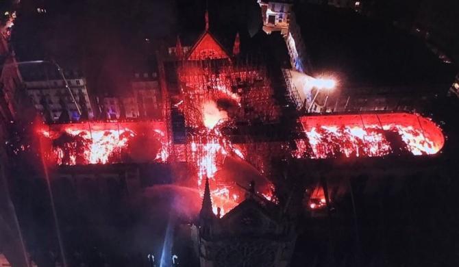 Inferno di fuoco a Notre Dame de Paris