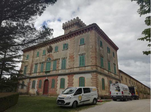 Il consolidamento del nodo terreno fondazione eseguito per stabilizzare una porzione di un edificio storico in provincia di Pisa.