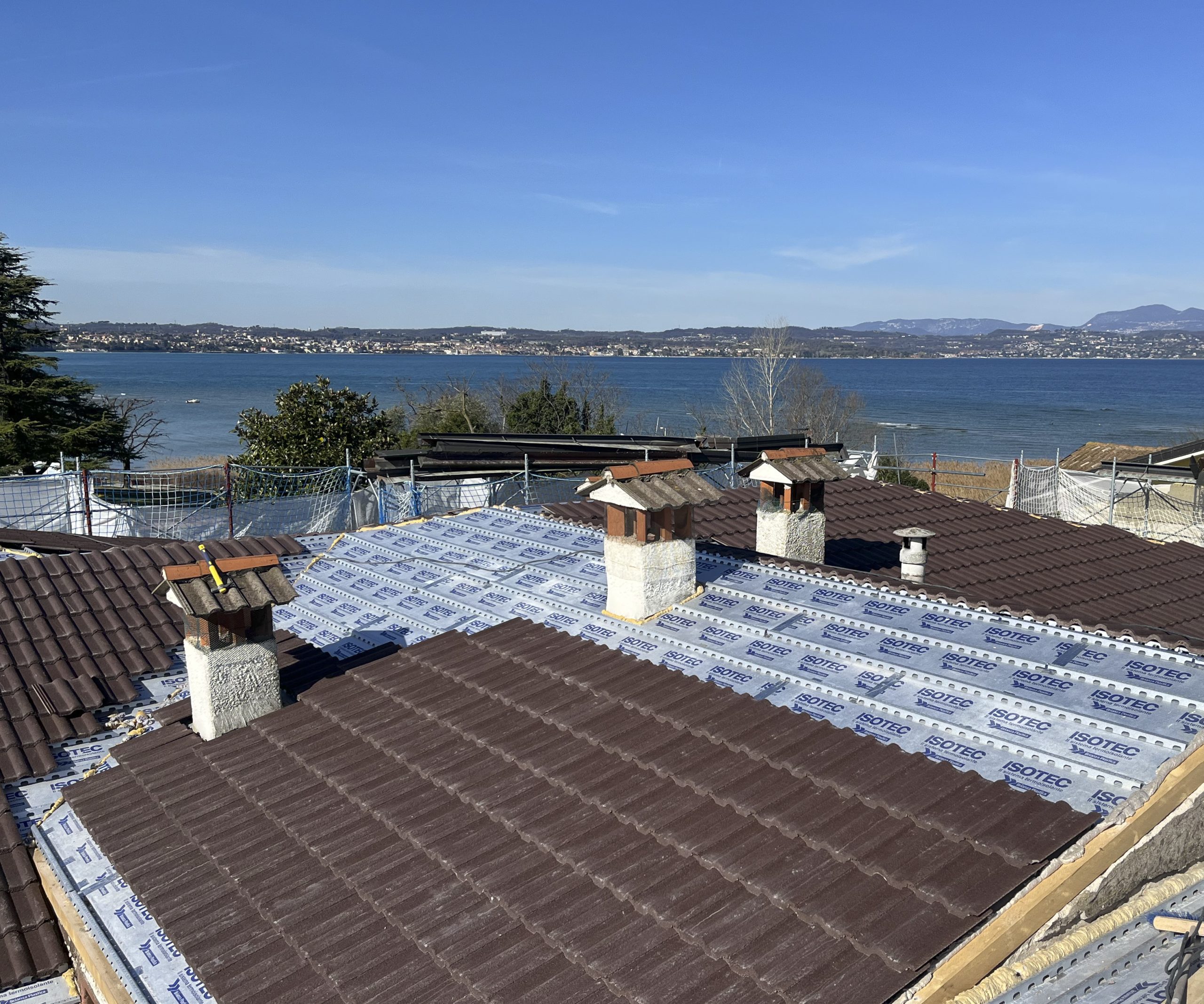 Rinnovamento estetico ed energetico di un condominio in riva al lago di Garda 