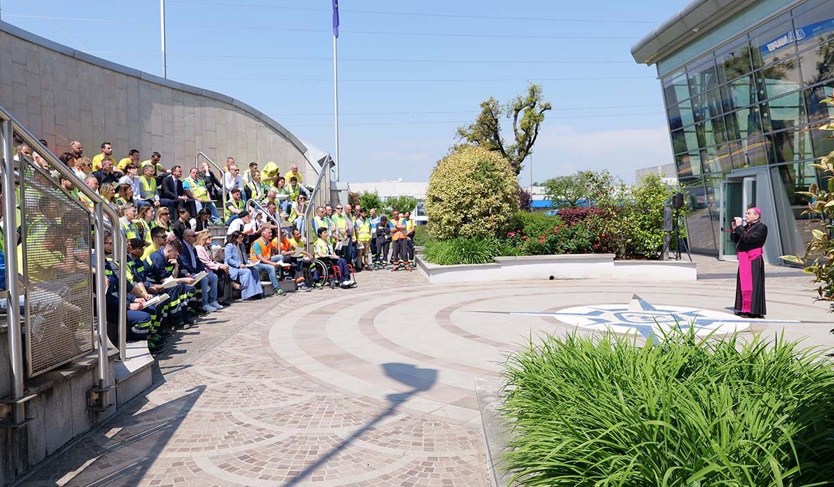 In occasione del 1° maggio, lo stabilimento Mapei di Mediglia ha ospitato Mons. Delpini per un incontro con i lavoratori all’insegna del dialogo e della condivisione.