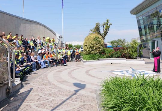 In occasione del 1° maggio, lo stabilimento Mapei di Mediglia ha ospitato Mons. Delpini per un incontro con i lavoratori all’insegna del dialogo e della condivisione.