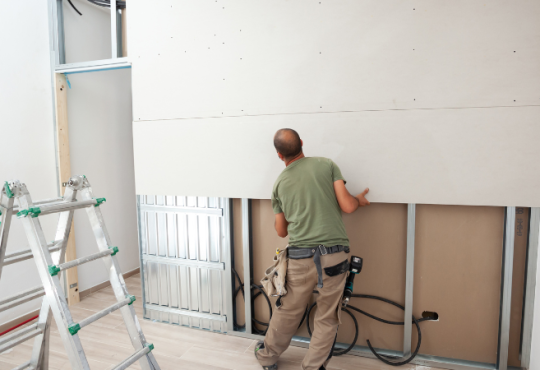 Muratura o cartongesso: la scelta che incide davvero su costi, tempi e prestazioni delle pareti interne