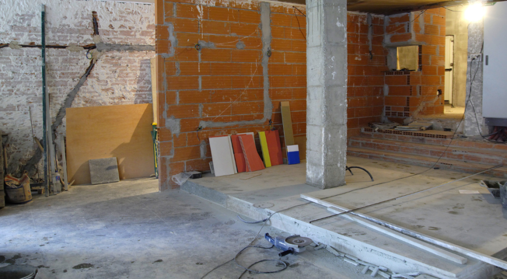Demolizione tramezzo e responsabilità civile: quando un intervento interno provoca danni strutturali