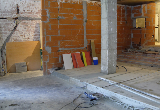 Demolizione tramezzo e responsabilità civile: quando un intervento interno provoca danni strutturali