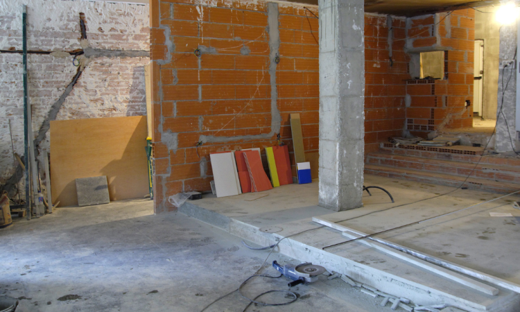 Demolizione tramezzo e responsabilità civile: quando un intervento interno provoca danni strutturali