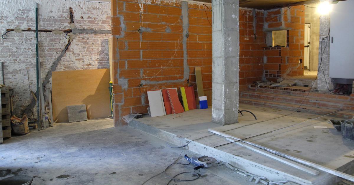 Demolizione tramezzo e responsabilità civile: quando un intervento interno provoca danni strutturali