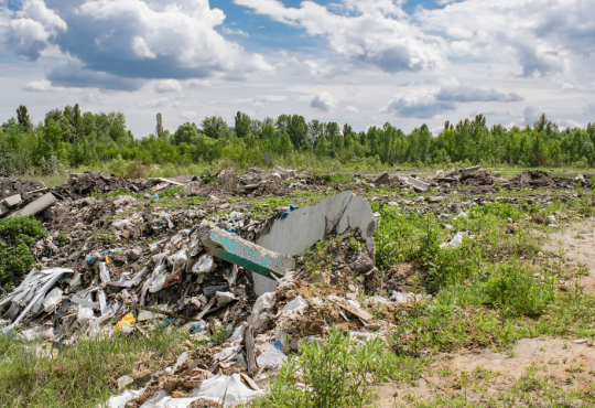 Discarica abusiva e abbandono di rifiuti: differenze, sanzioni e responsabilità