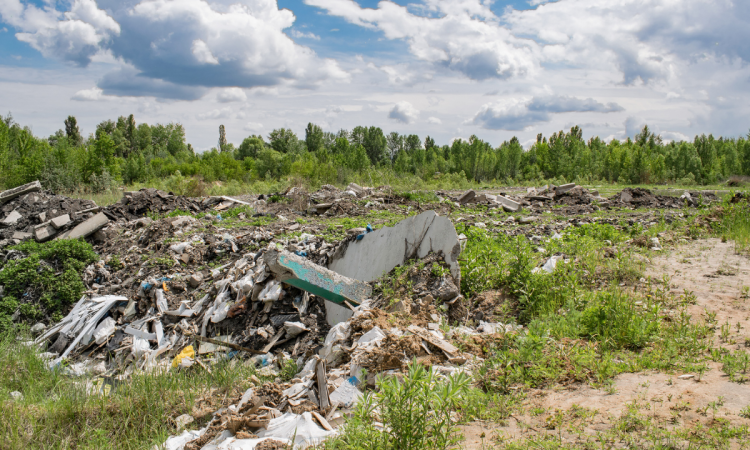Discarica abusiva e abbandono di rifiuti: differenze, sanzioni e responsabilità